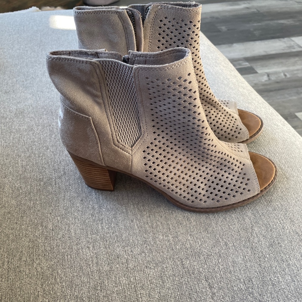 Tom’s Booties - Picture 3 of 5